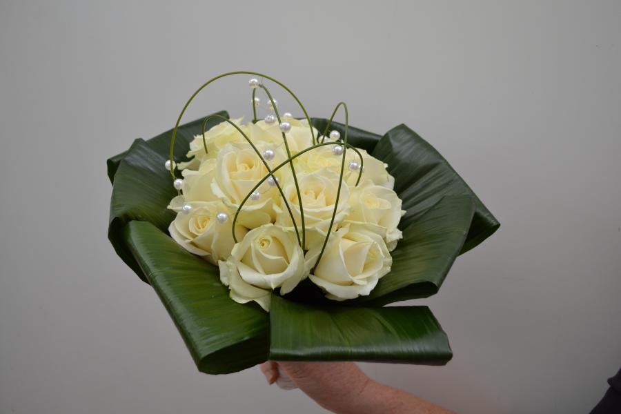 Bouquet rond roses aspidistra
